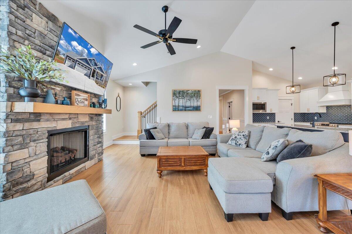 582 Farm DR