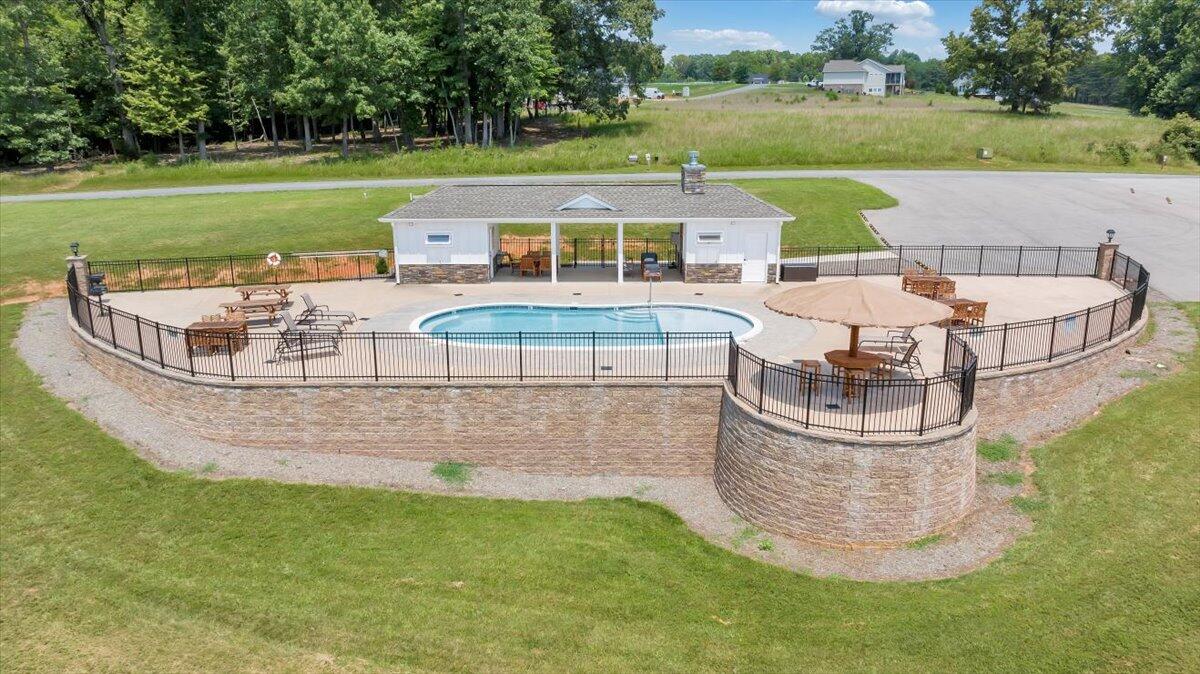 582 Farm DR