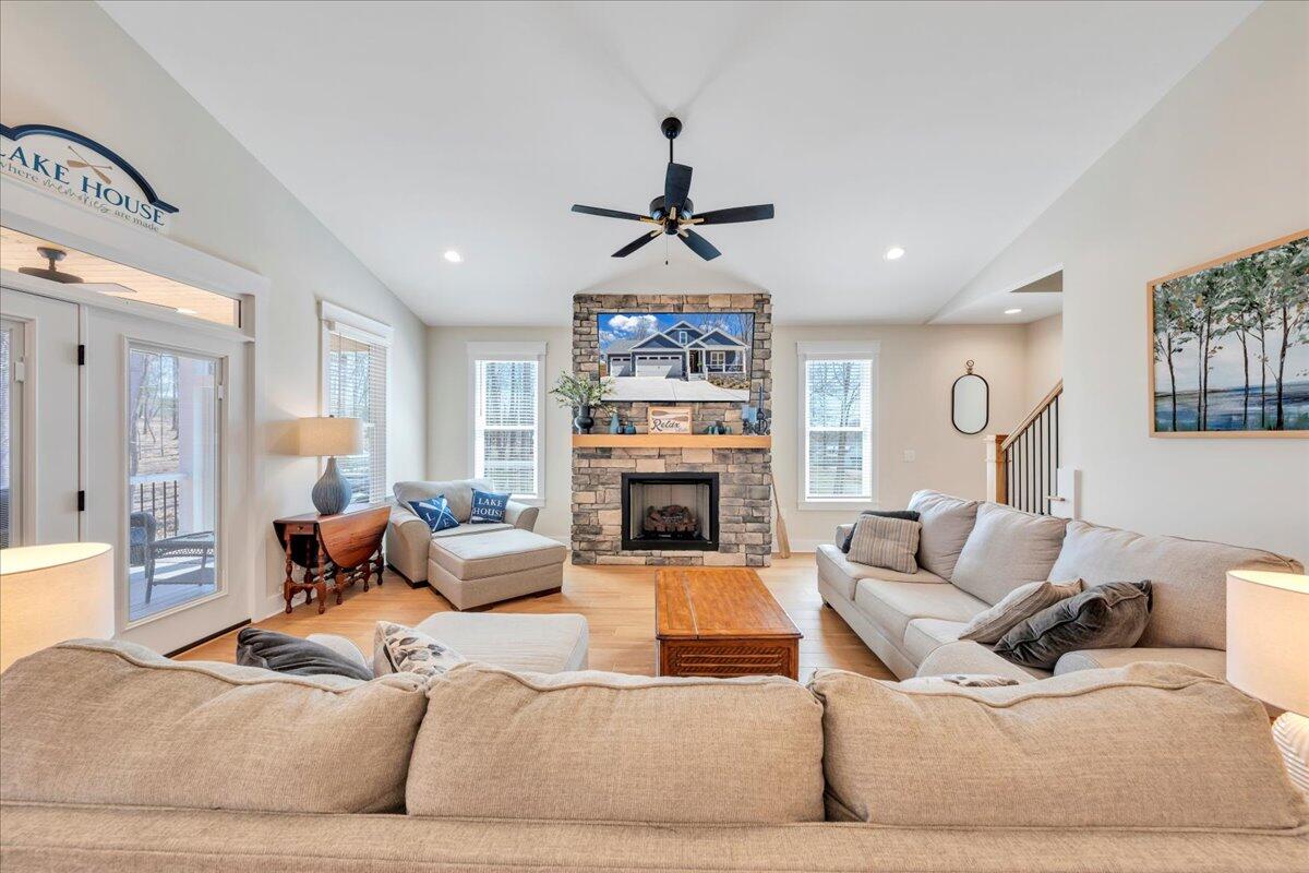 582 Farm DR