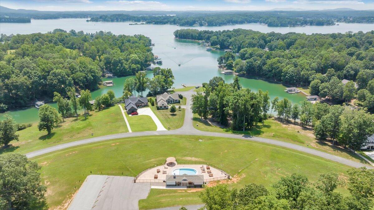 582 Farm DR