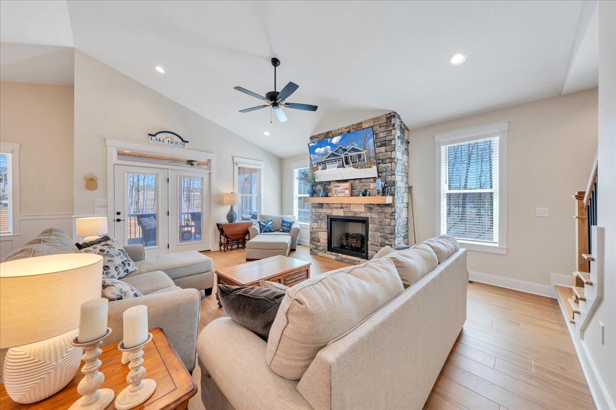 582 Farm DR