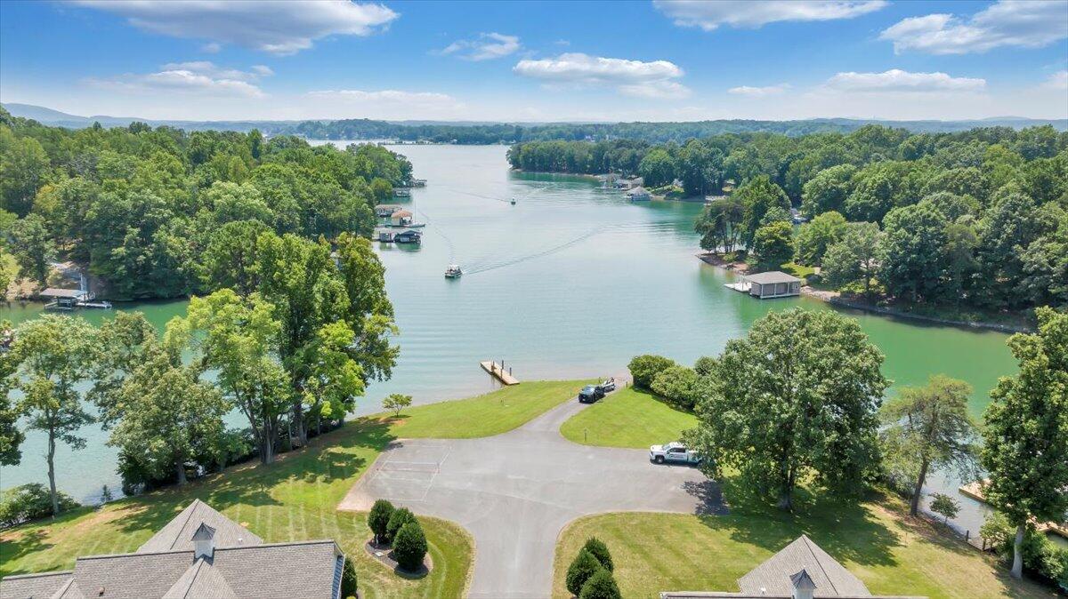 582 Farm DR