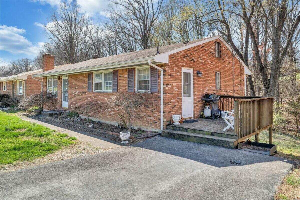 822 Brownwood DR NW