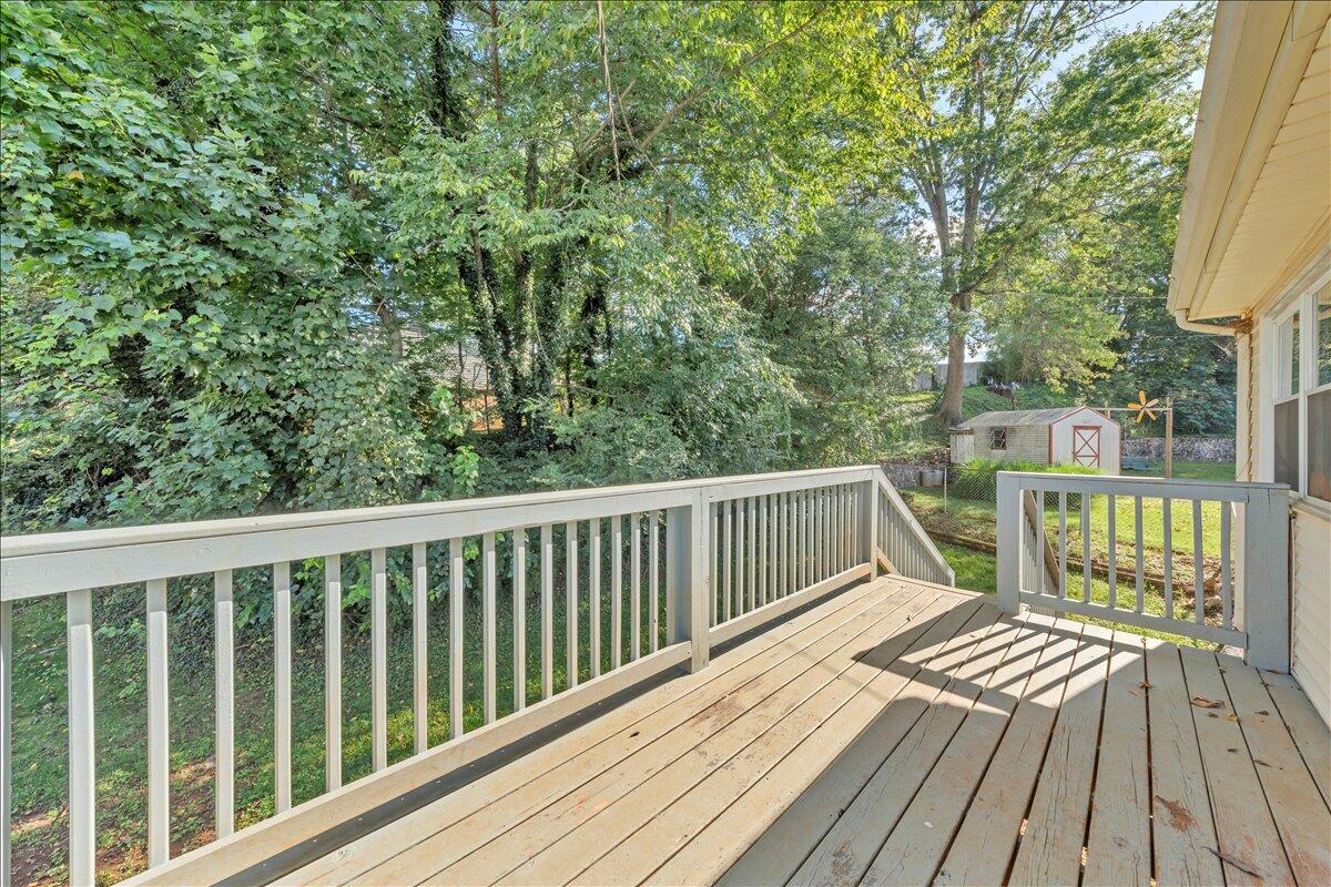 1048 Grove LN