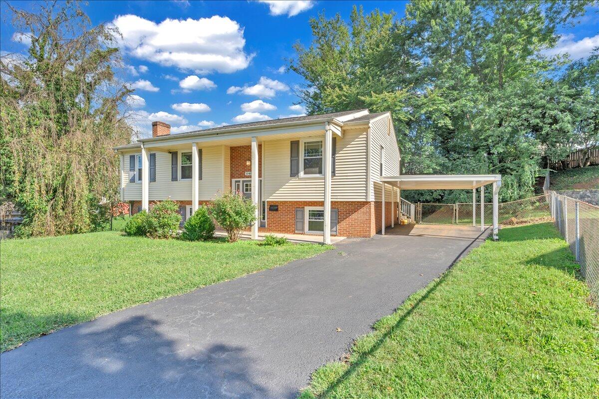 1048 Grove LN