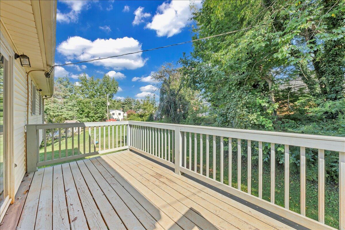 1048 Grove LN