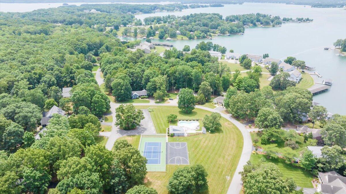 400 Heather LN