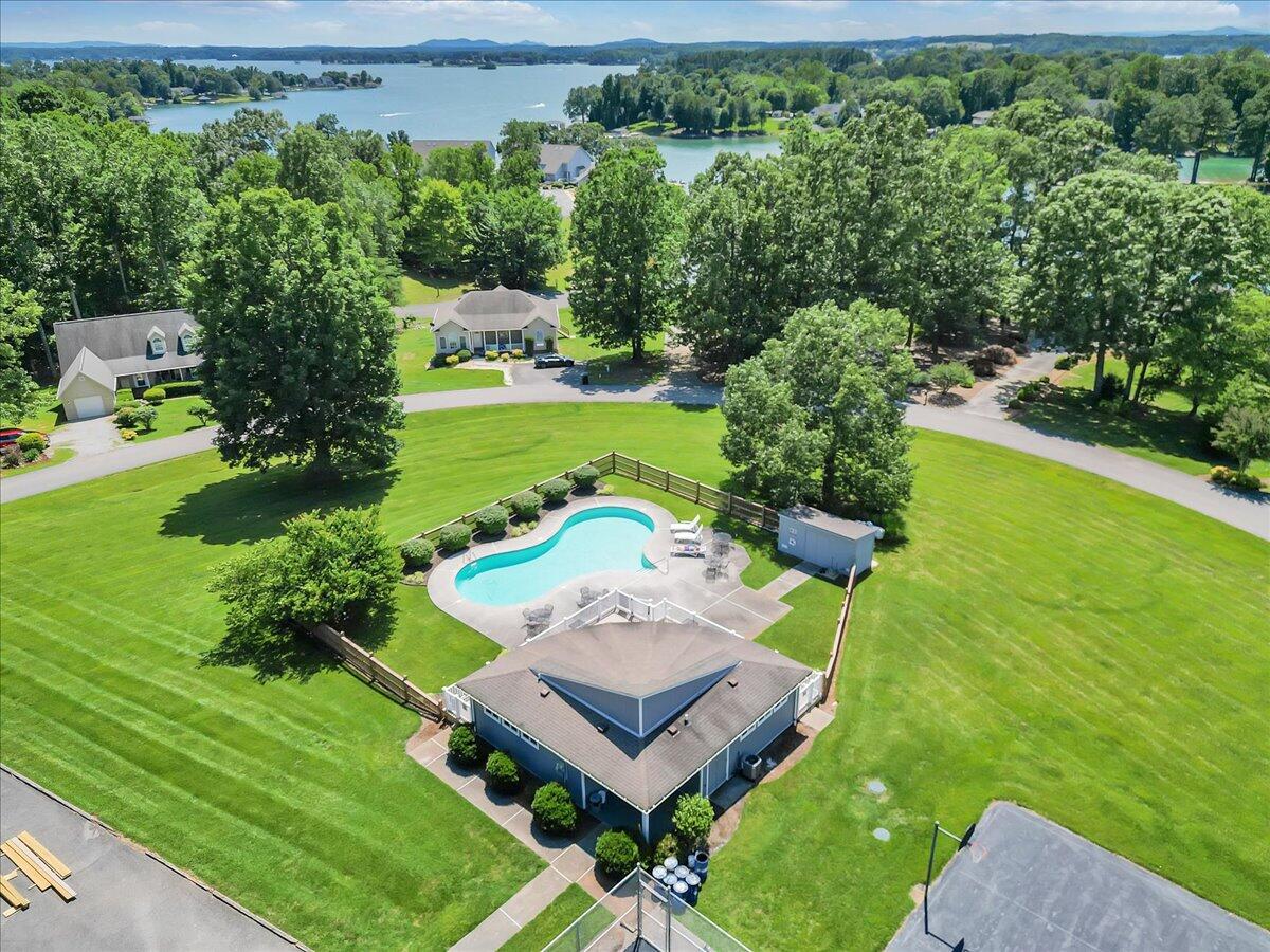 400 Heather LN