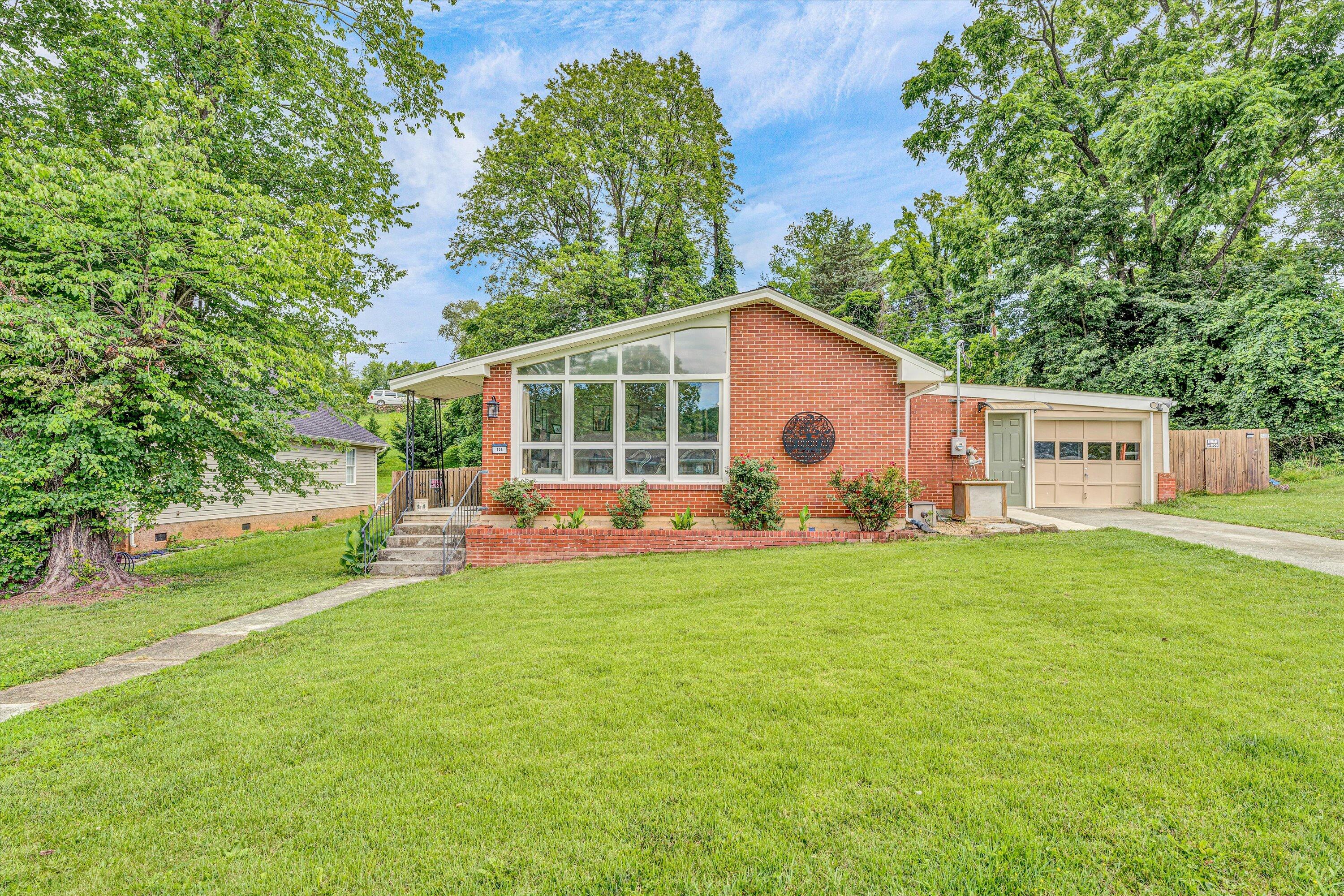 705 Hugh AVE