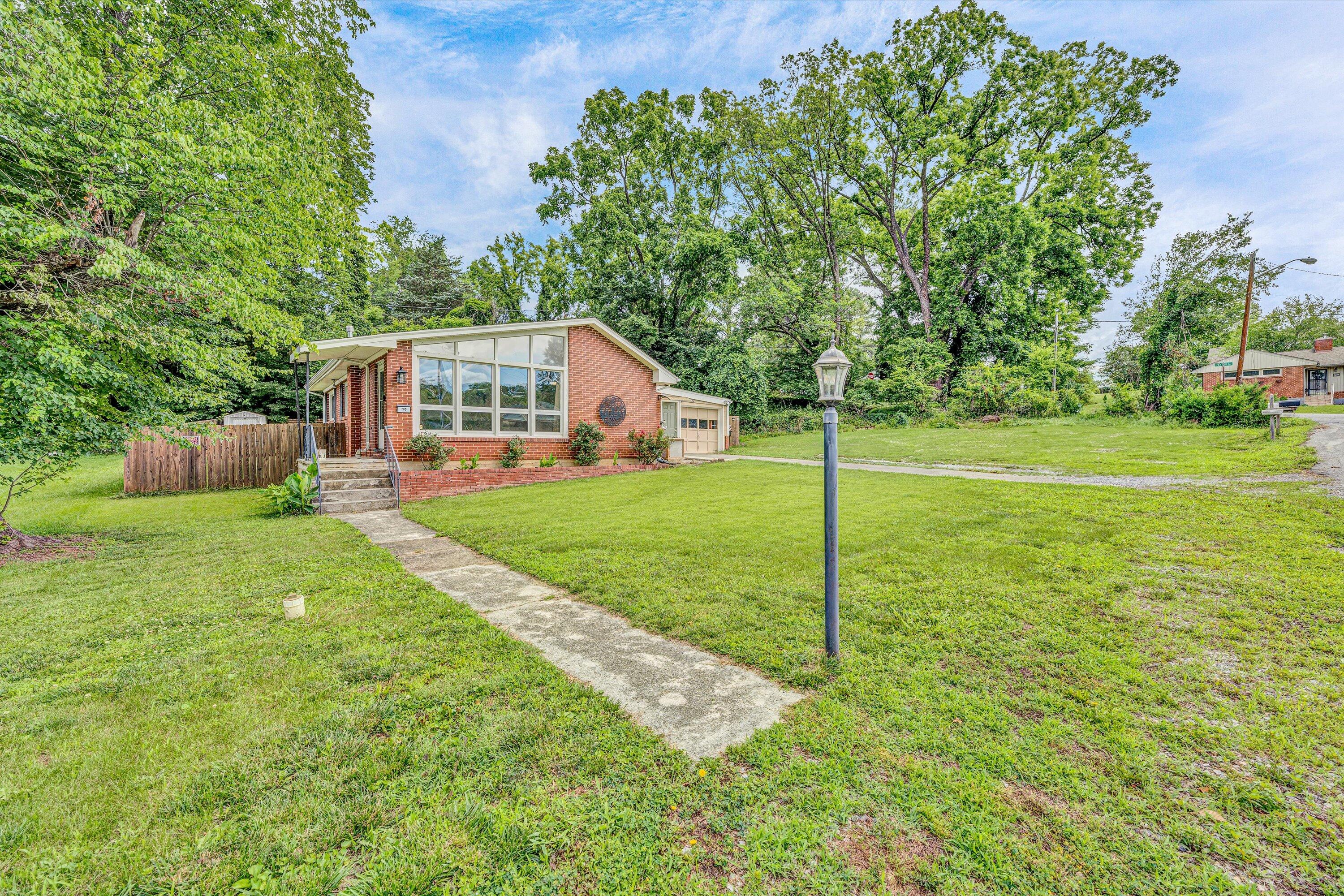 705 Hugh AVE