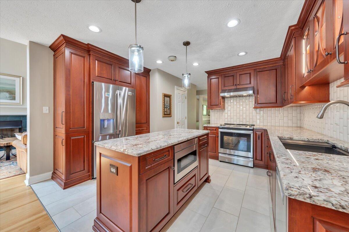 125 Backcove DR