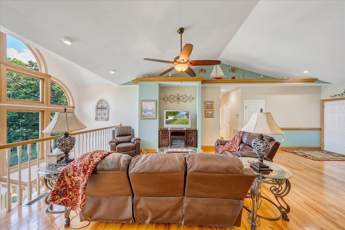 900 Lakemount DR