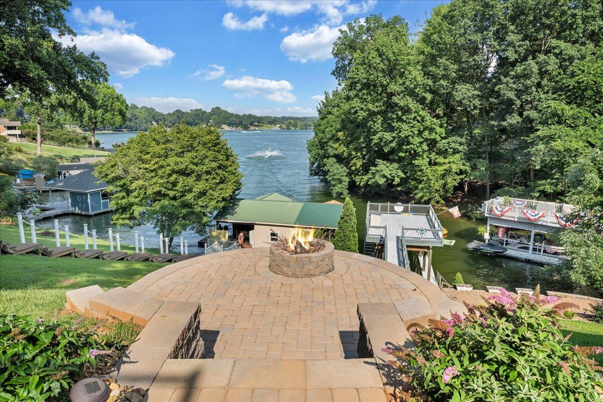 900 Lakemount DR