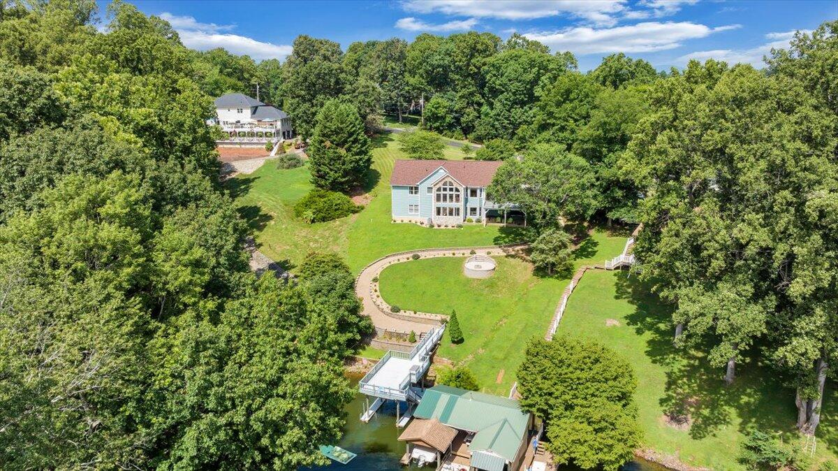 900 Lakemount DR