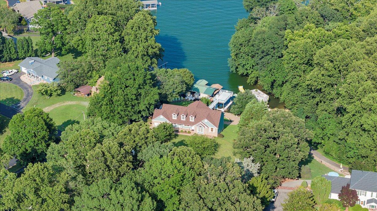 900 Lakemount DR