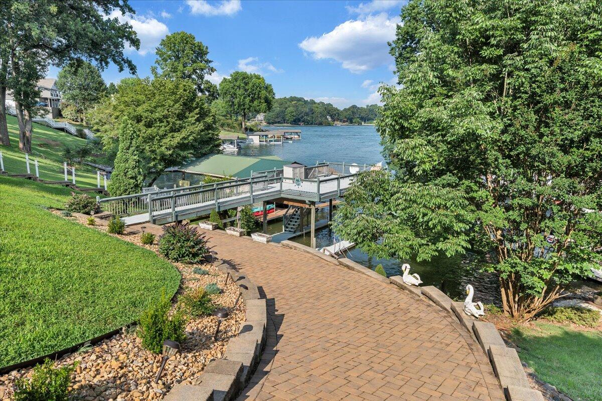 900 Lakemount DR