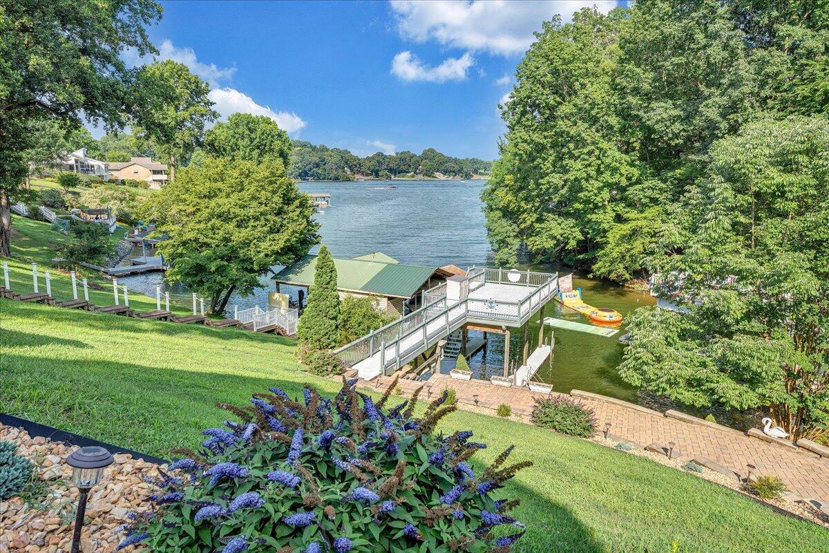 900 Lakemount DR