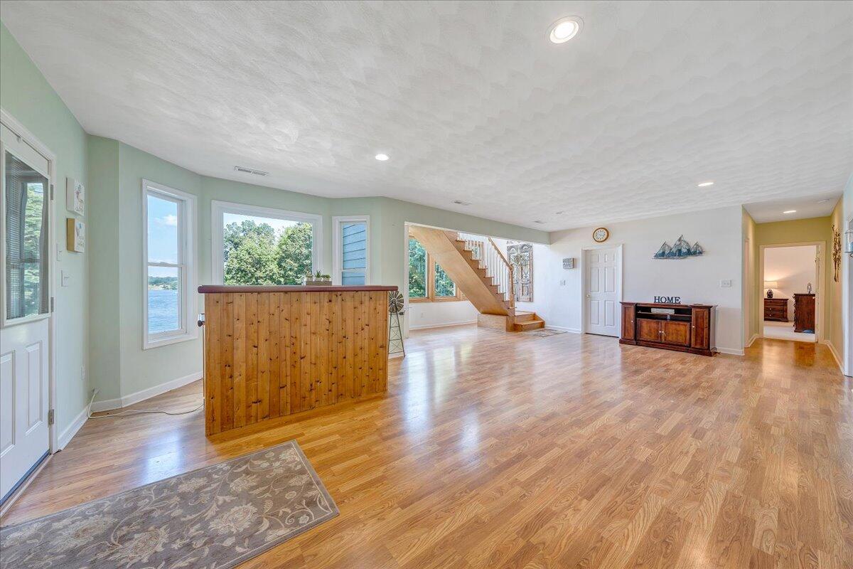 900 Lakemount DR