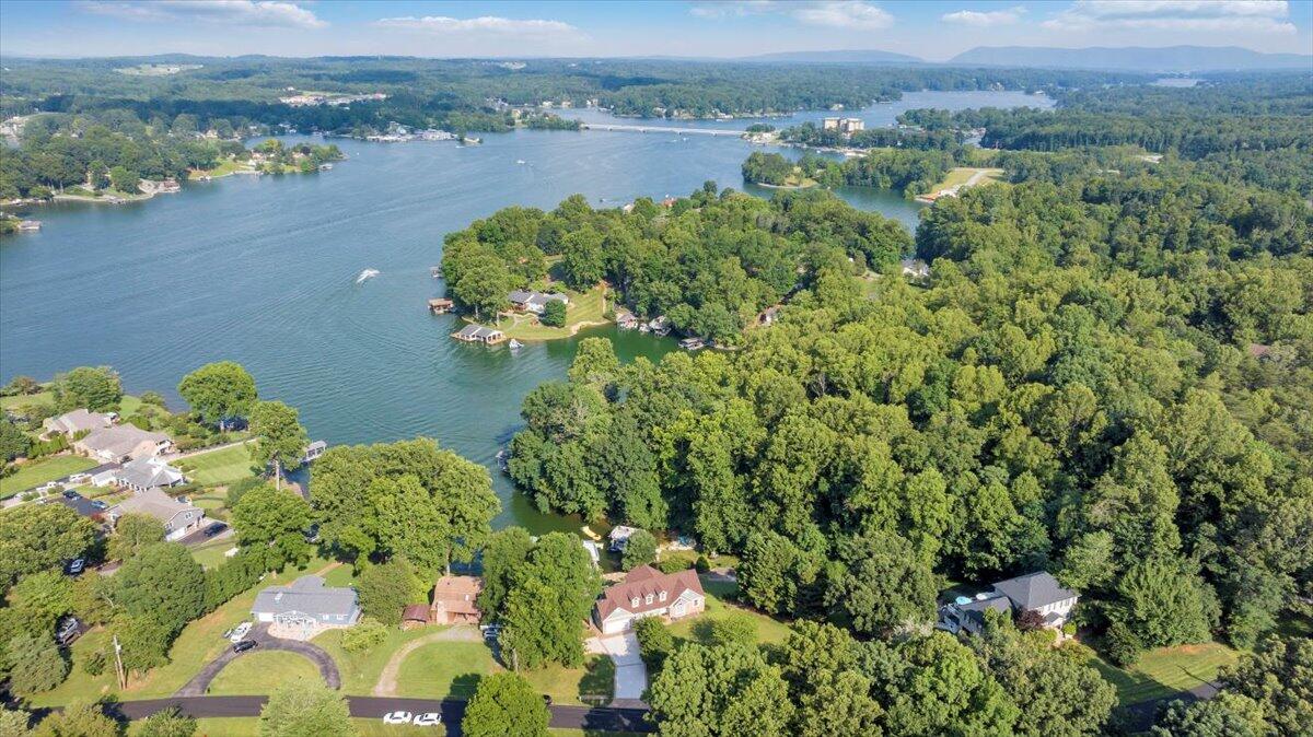 900 Lakemount DR