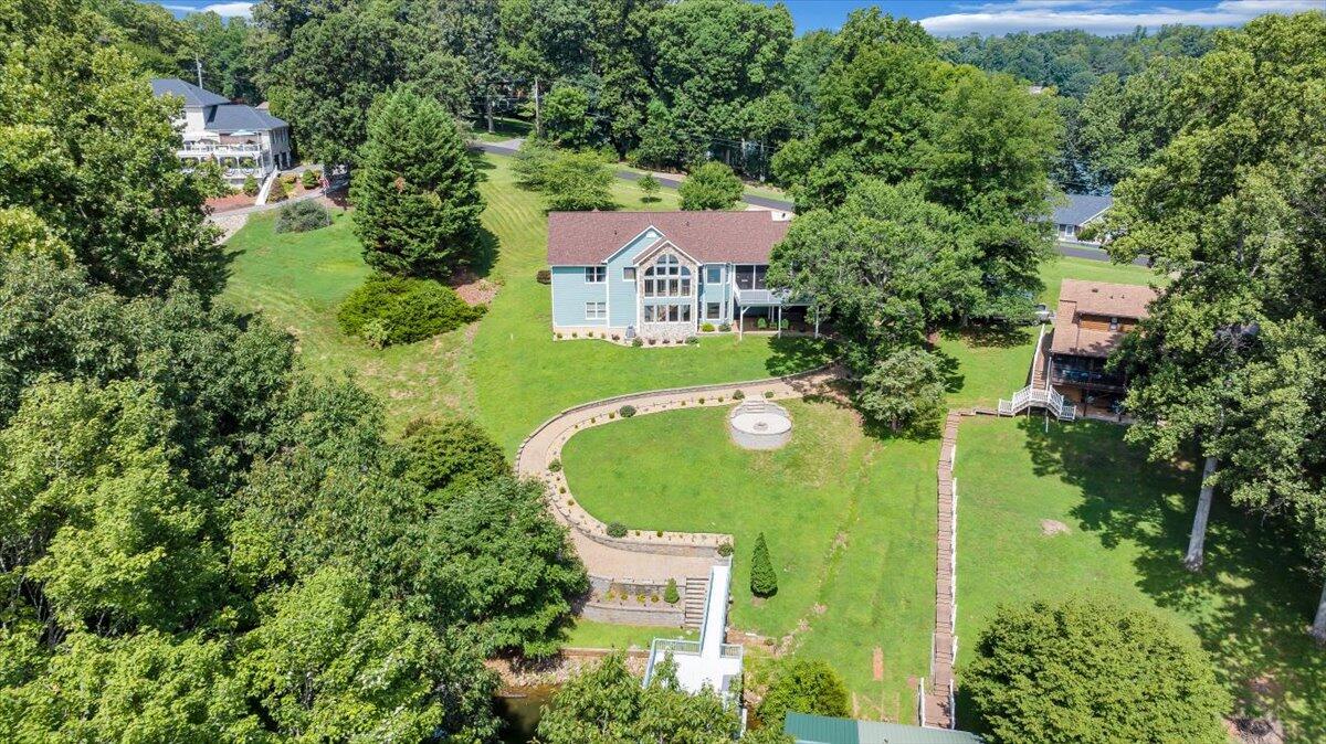 900 Lakemount DR