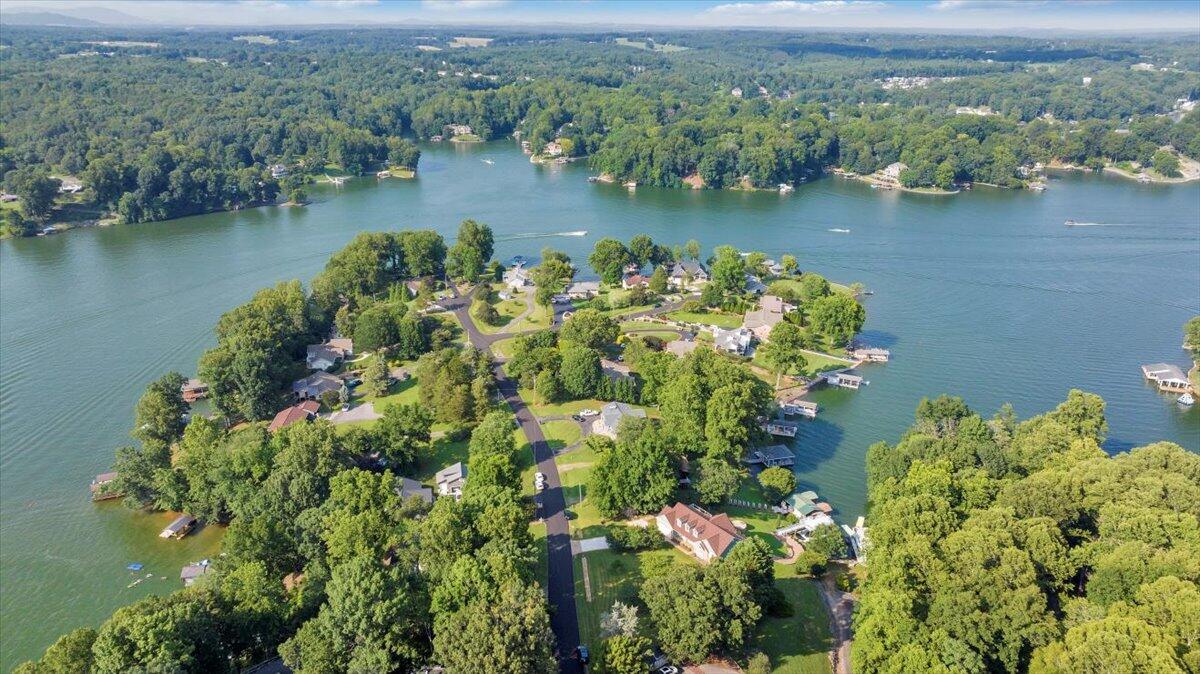 900 Lakemount DR