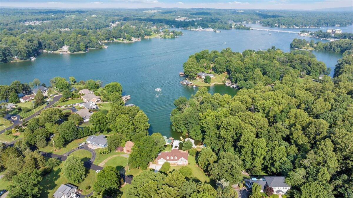 900 Lakemount DR
