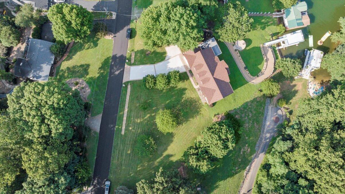 900 Lakemount DR