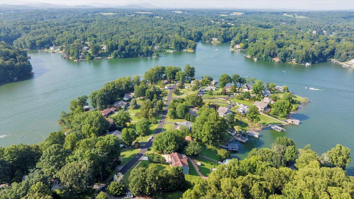 900 Lakemount DR