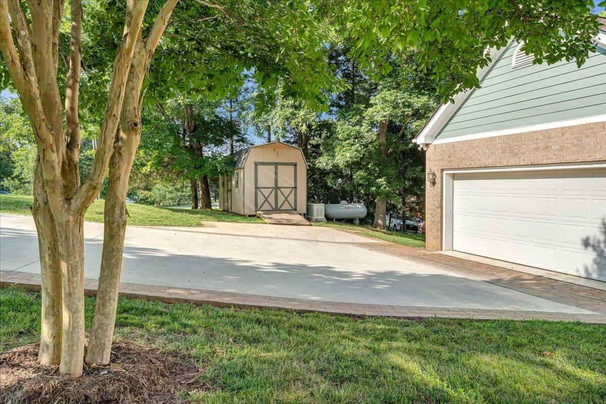 900 Lakemount DR