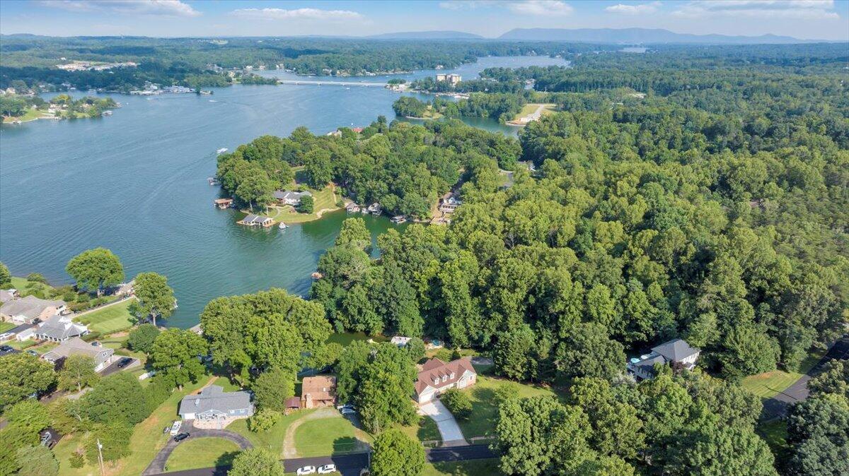 900 Lakemount DR