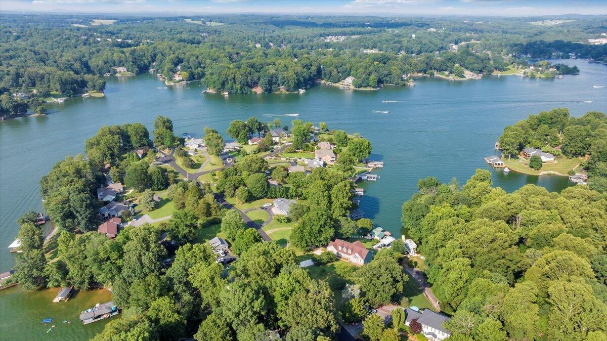 900 Lakemount DR