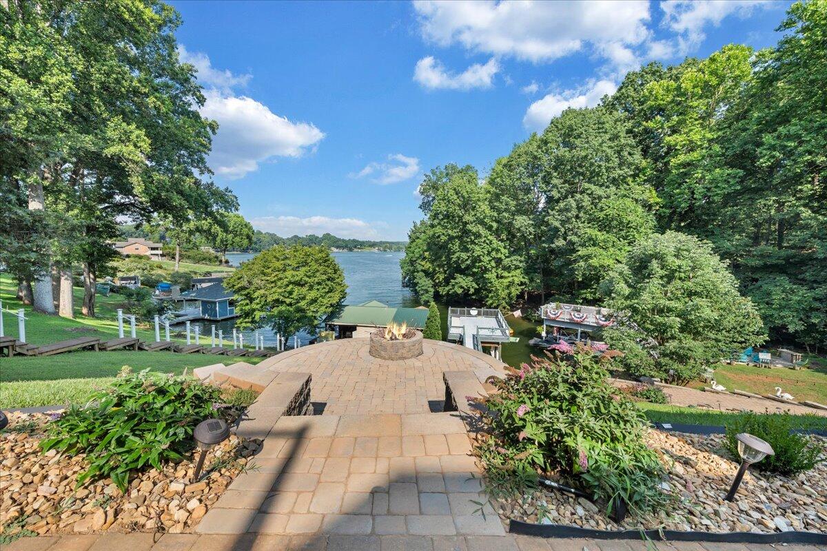 900 Lakemount DR