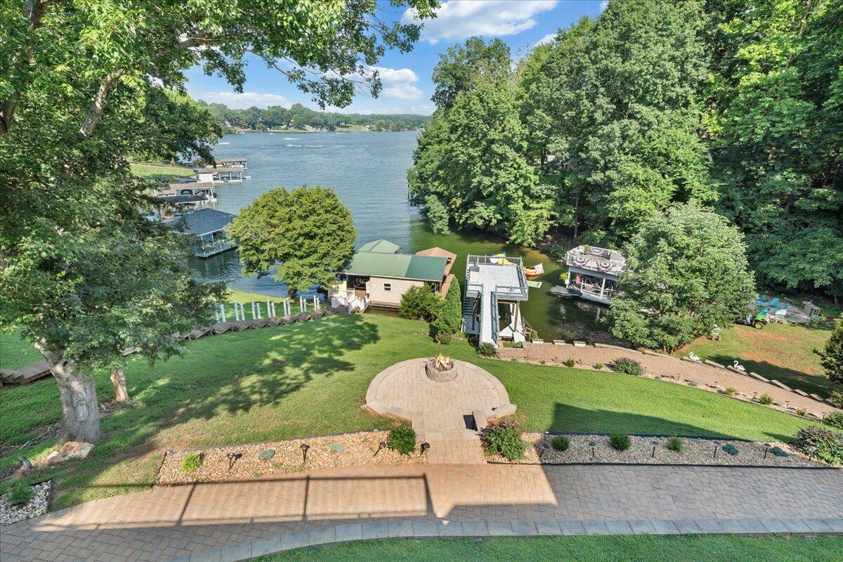 900 Lakemount DR