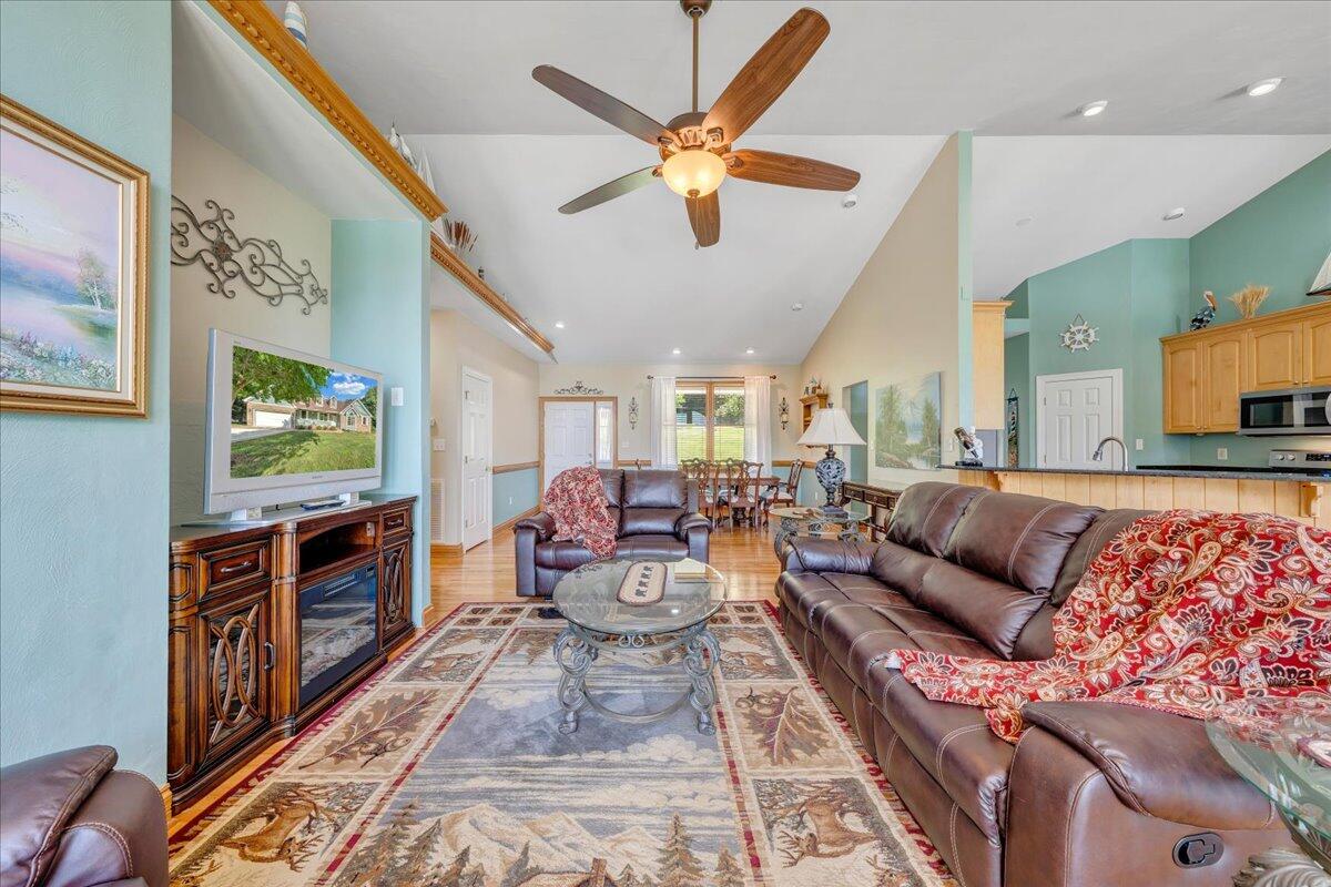 900 Lakemount DR