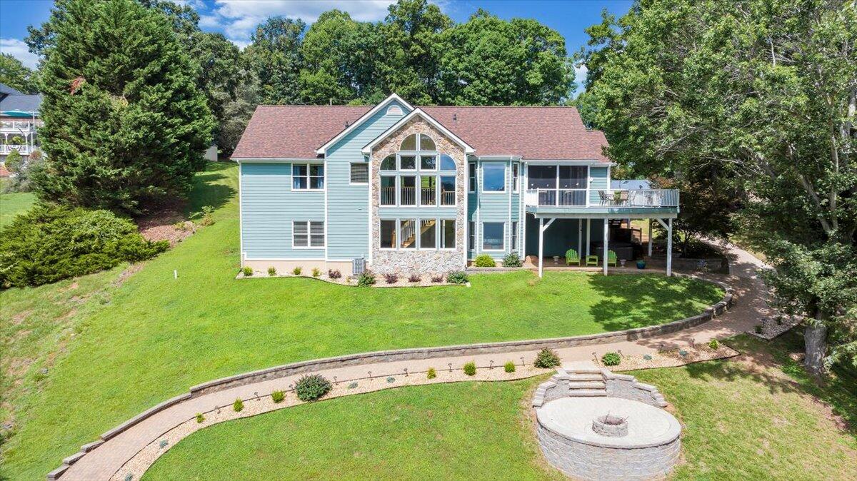 900 Lakemount DR