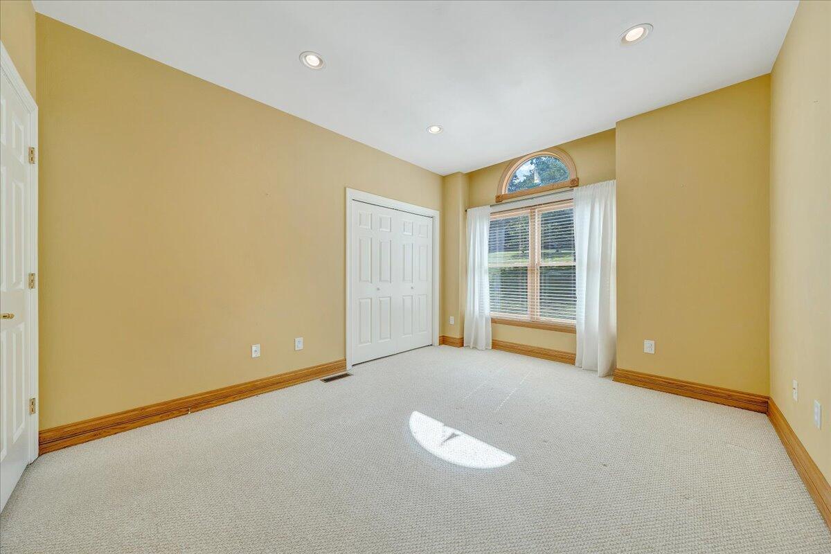 900 Lakemount DR