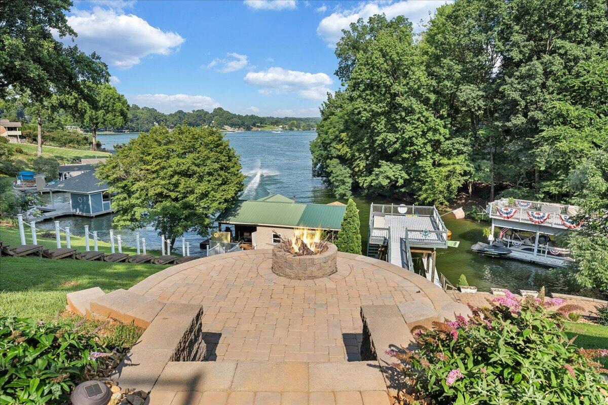 900 Lakemount DR