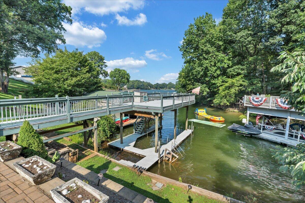 900 Lakemount DR