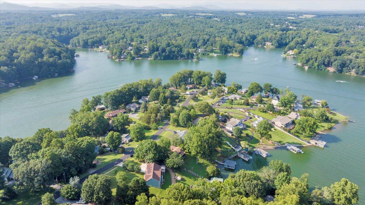 900 Lakemount DR