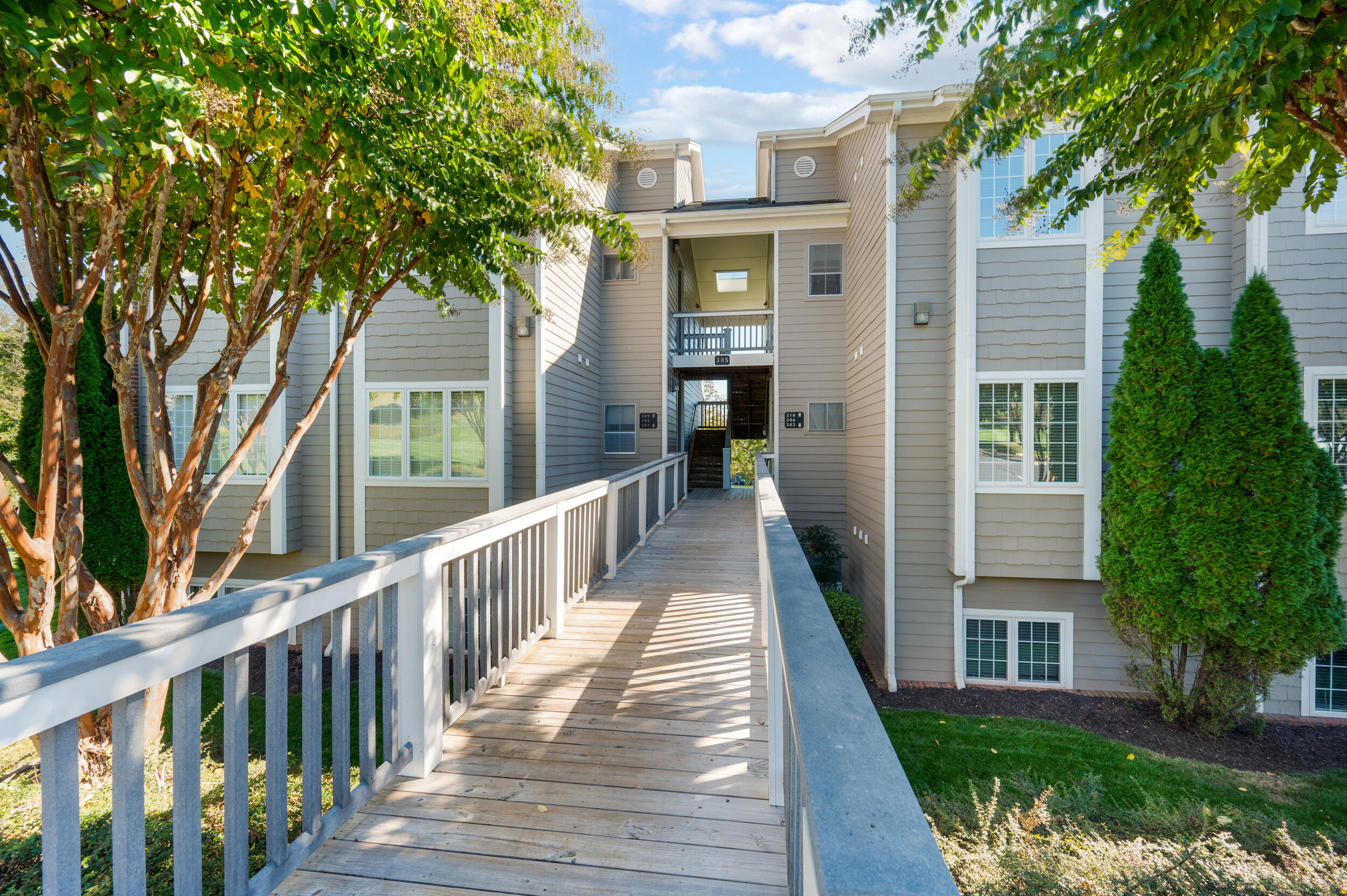 305 S Pointe Shore DR Unit: 202