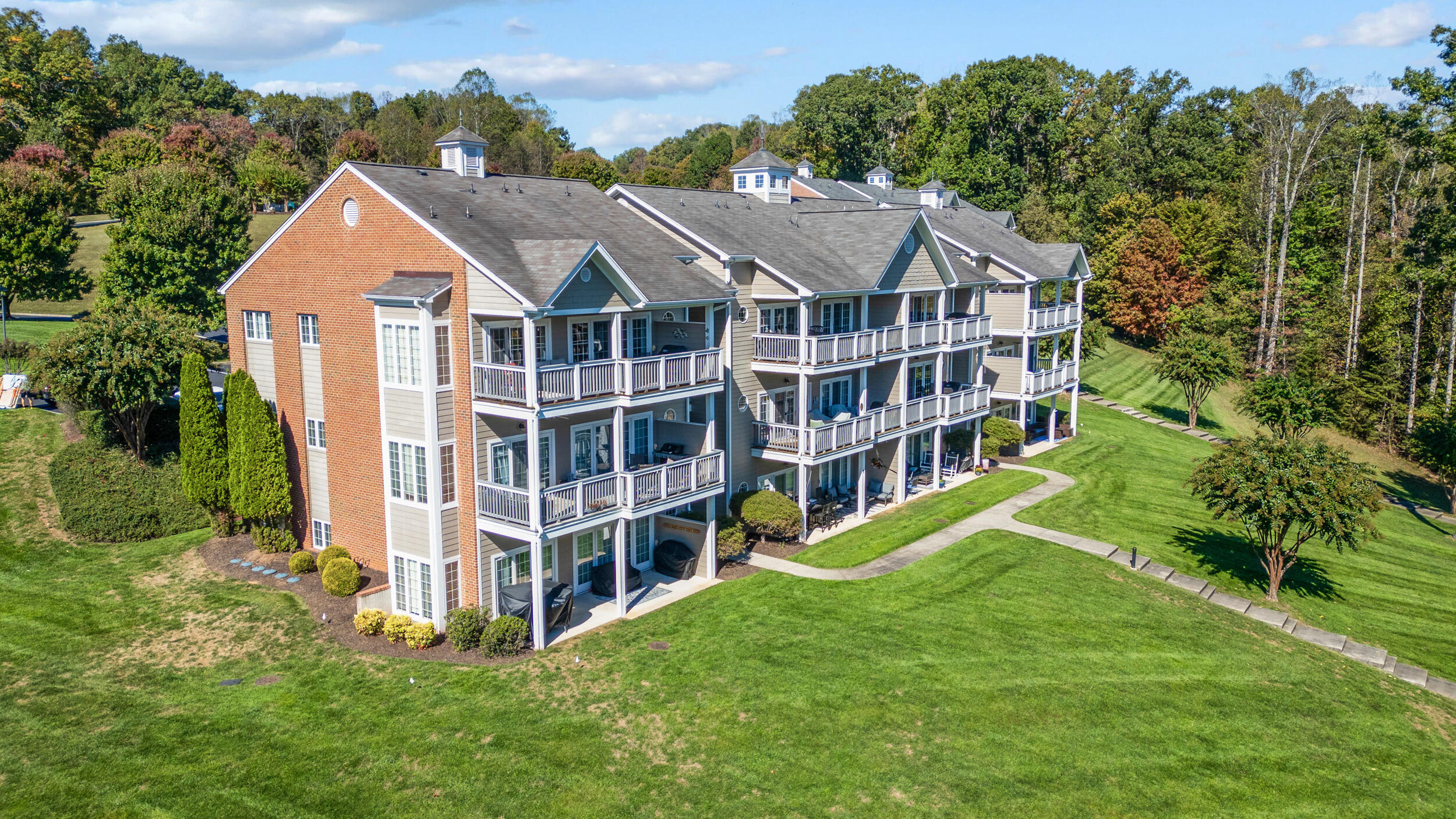 305 S Pointe Shore DR Unit: 202
