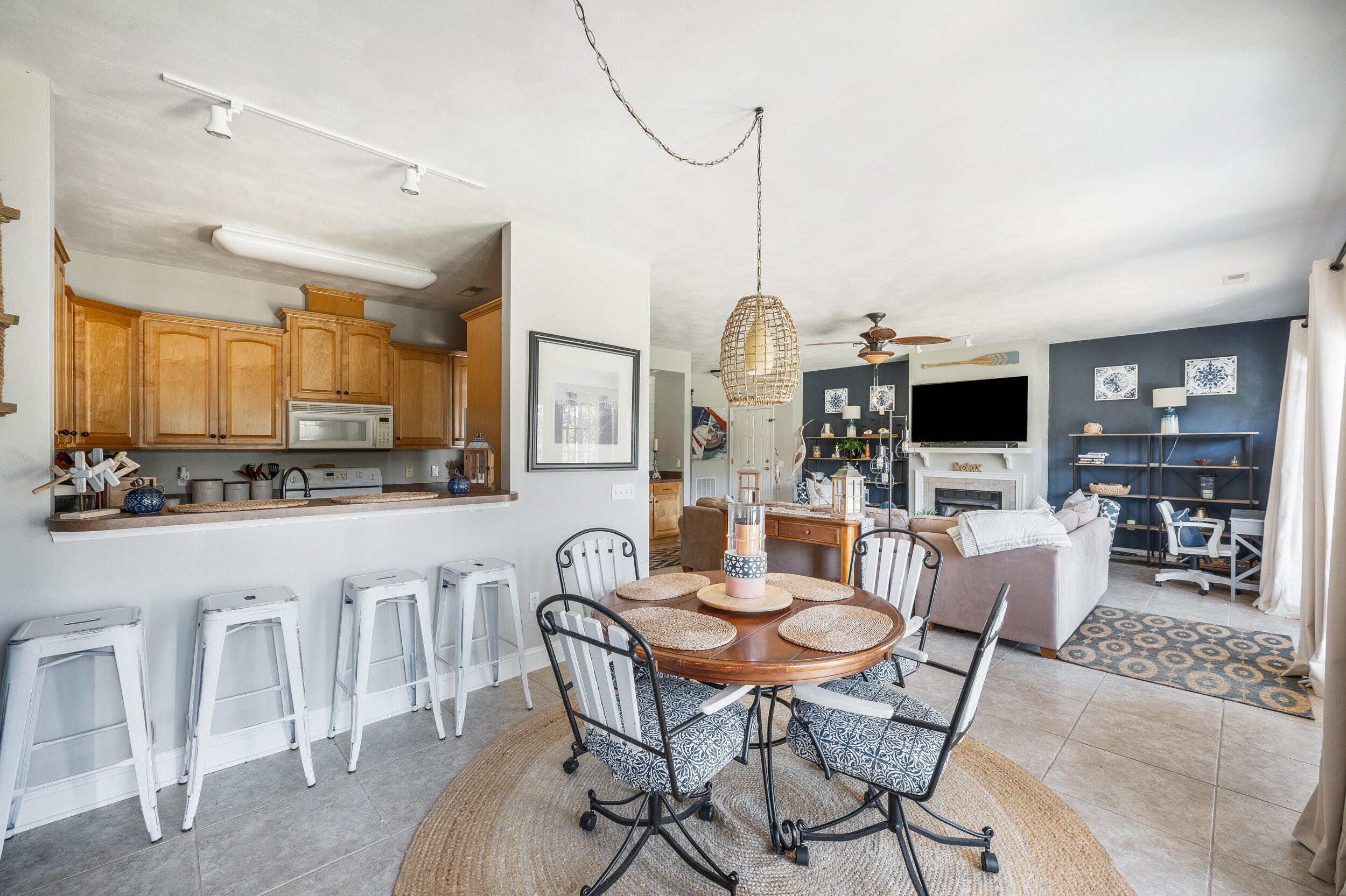 305 S Pointe Shore DR Unit: 202