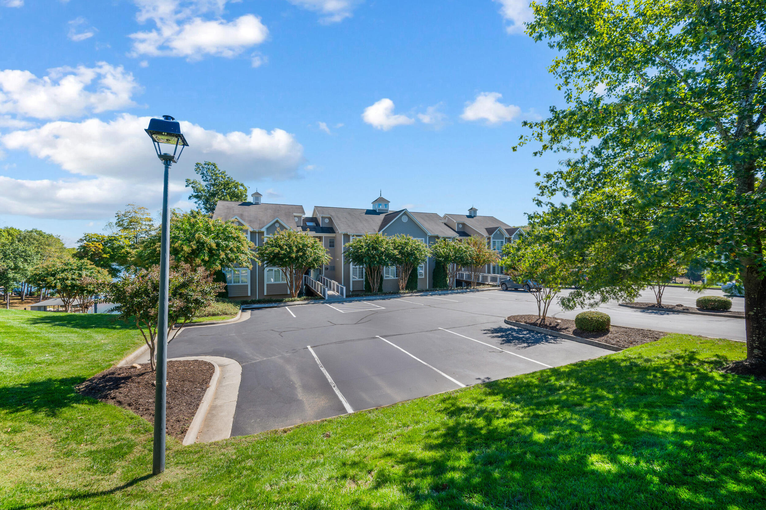 305 S Pointe Shore DR Unit: 202