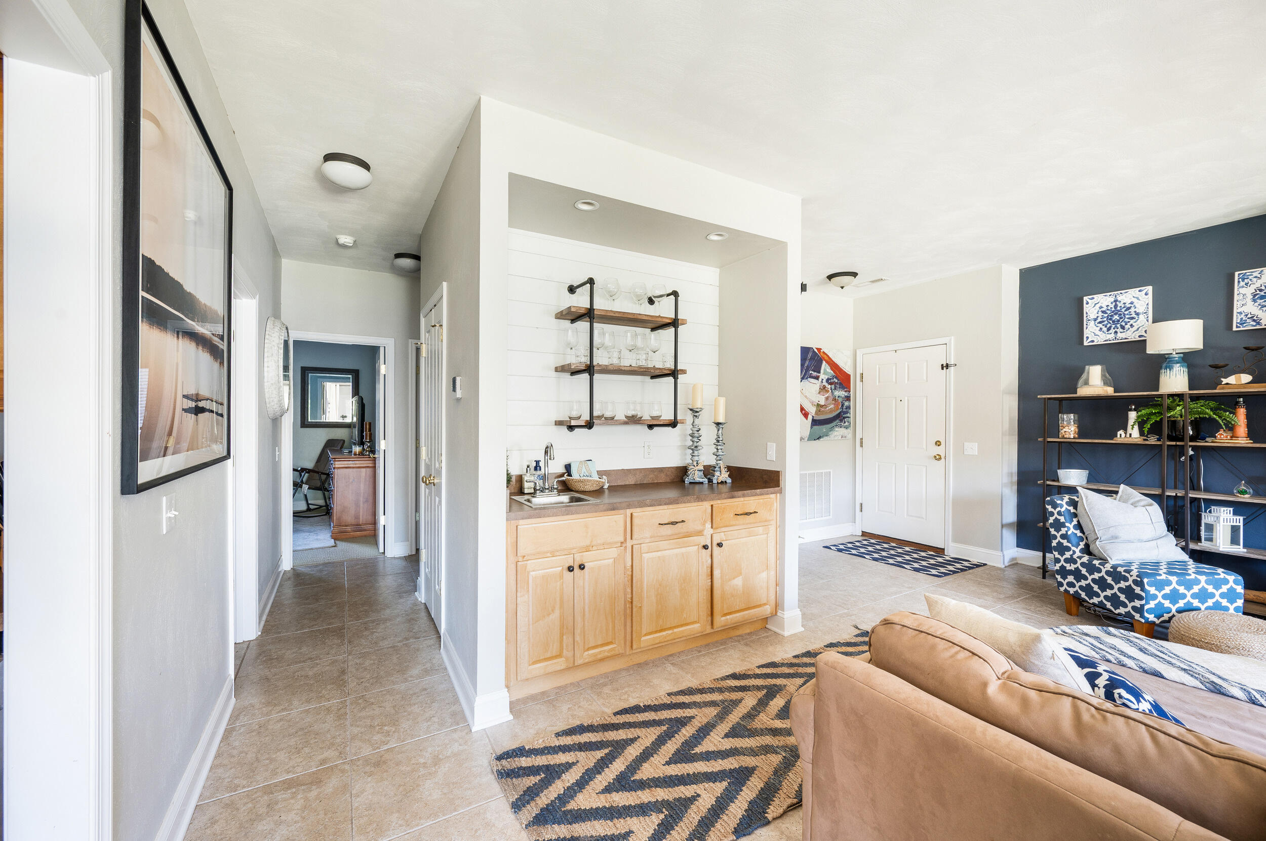 305 S Pointe Shore DR Unit: 202