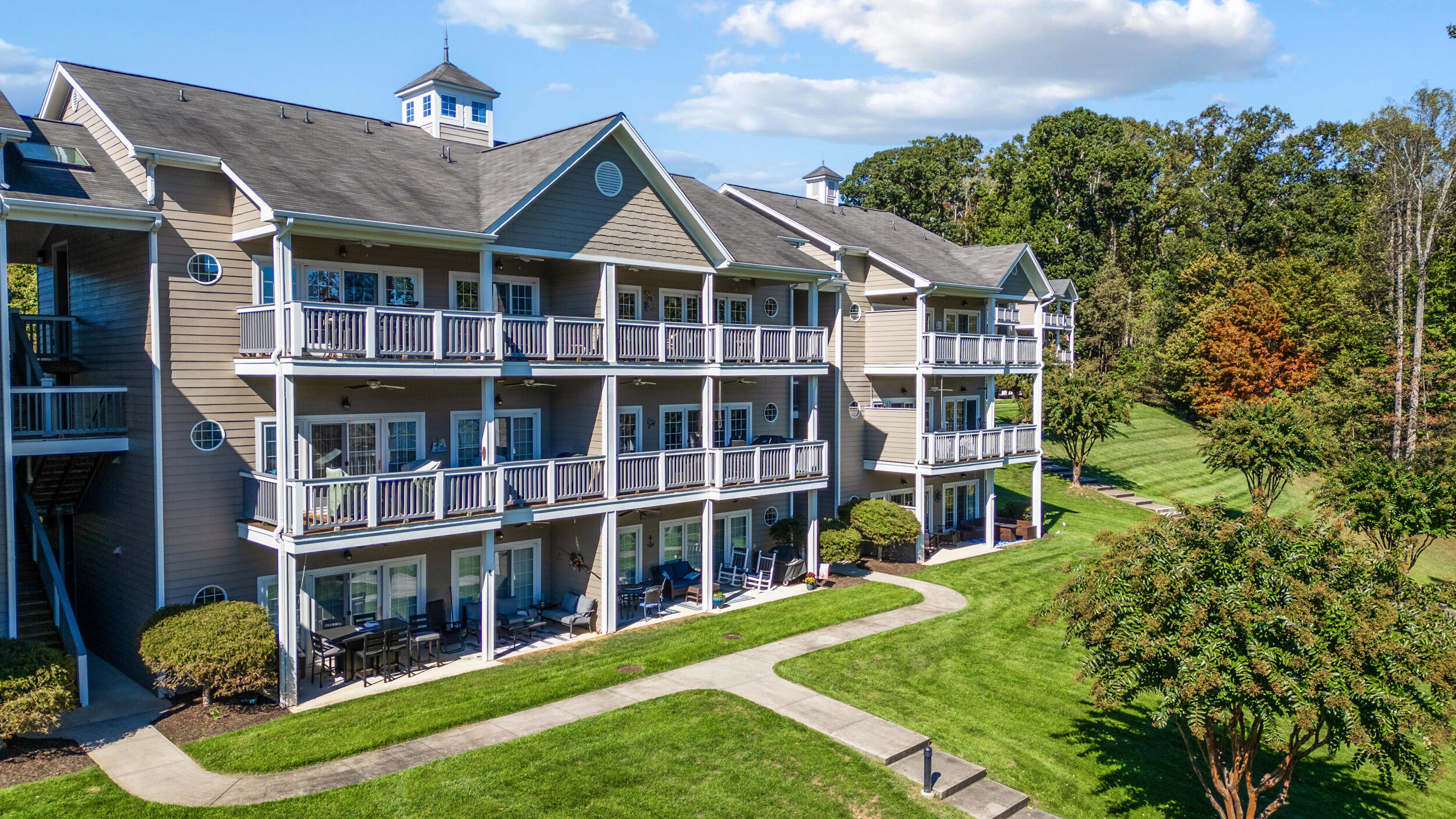 305 S Pointe Shore DR Unit: 202