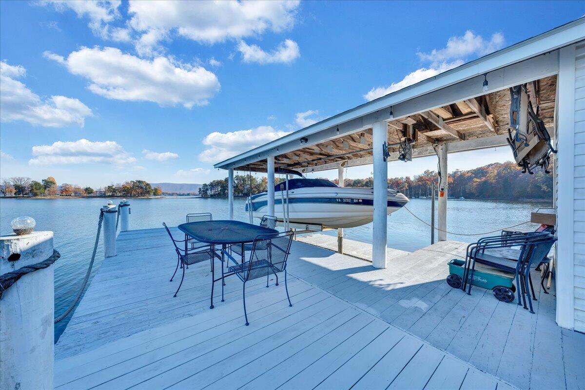 362 Carrs Point LN