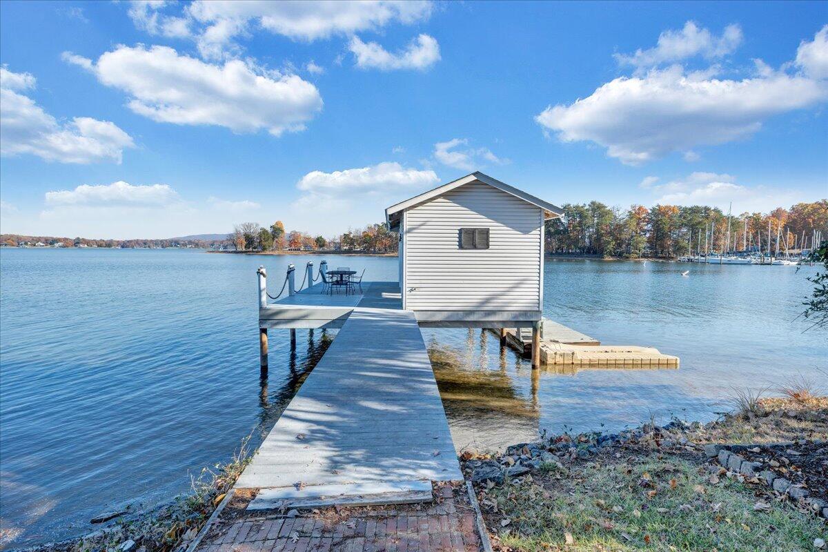 362 Carrs Point LN