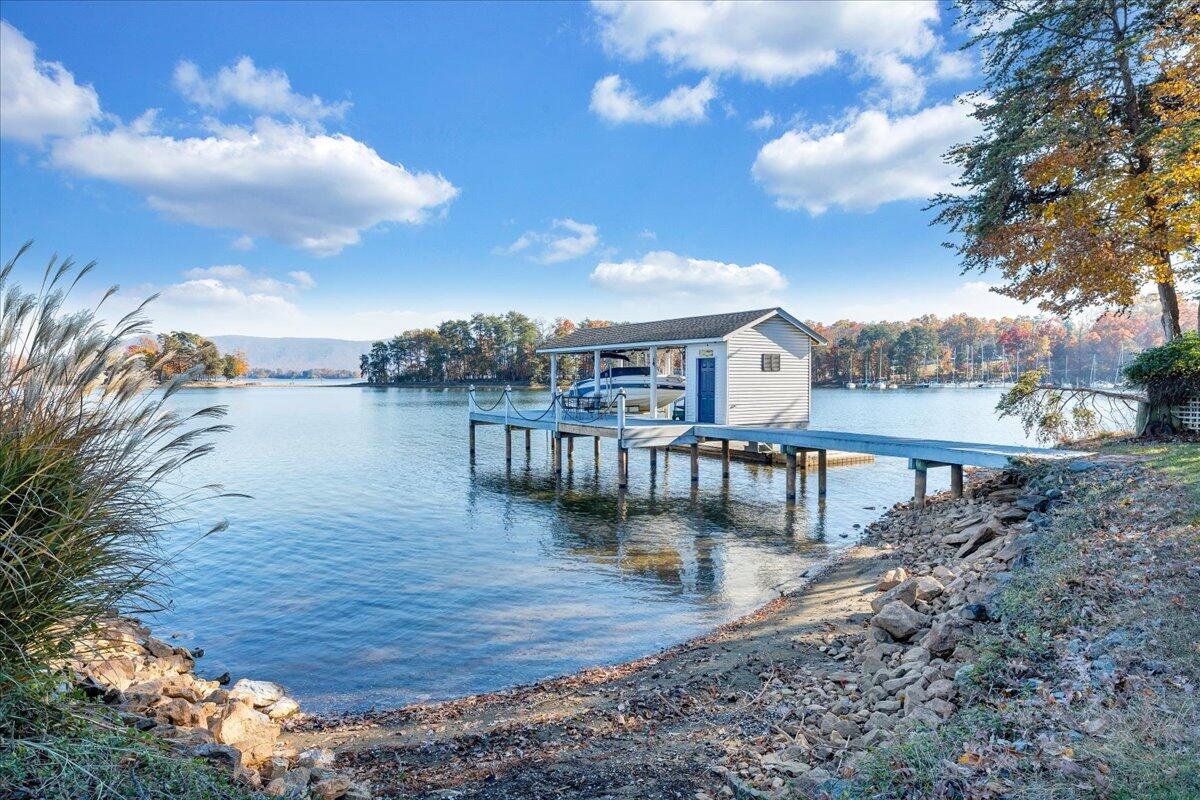 362 Carrs Point LN