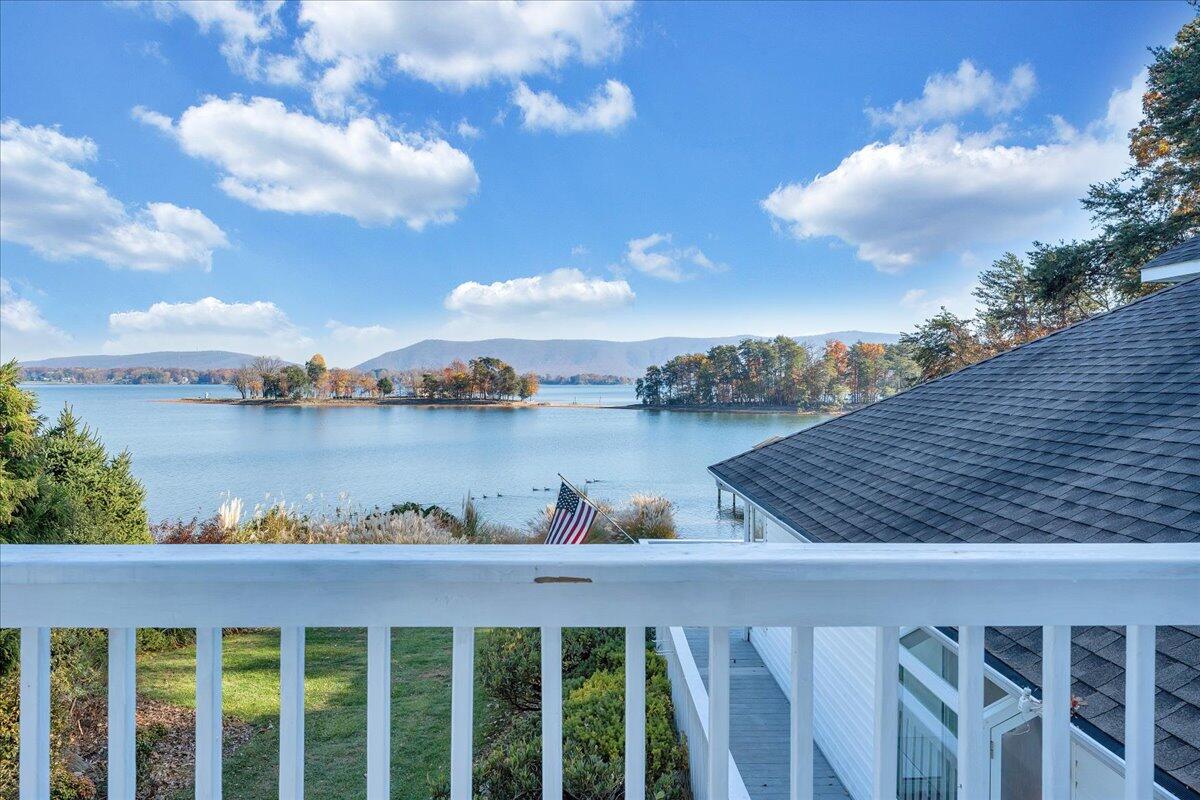 362 Carrs Point LN