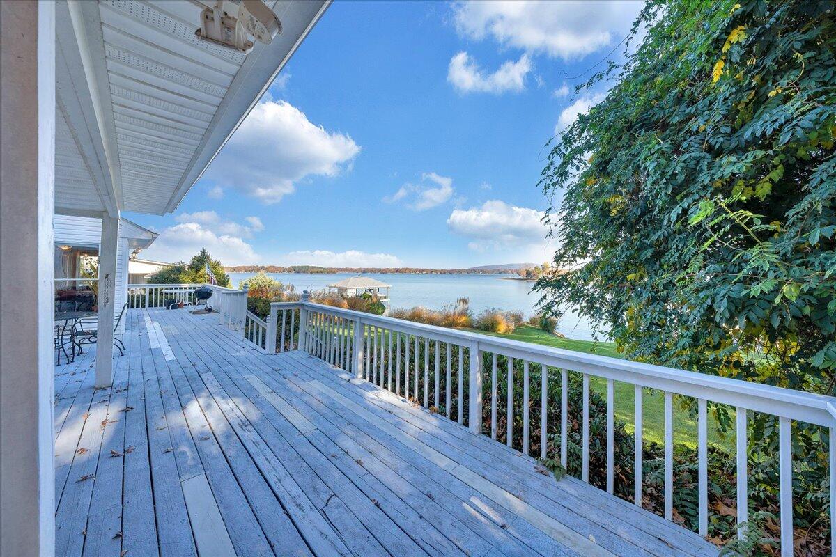 362 Carrs Point LN